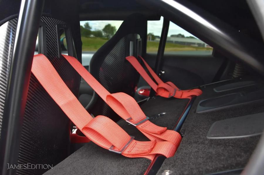 Интерьер Nissan Juke-R700 R35 (005) 2019 года  (фото 24 из 35)